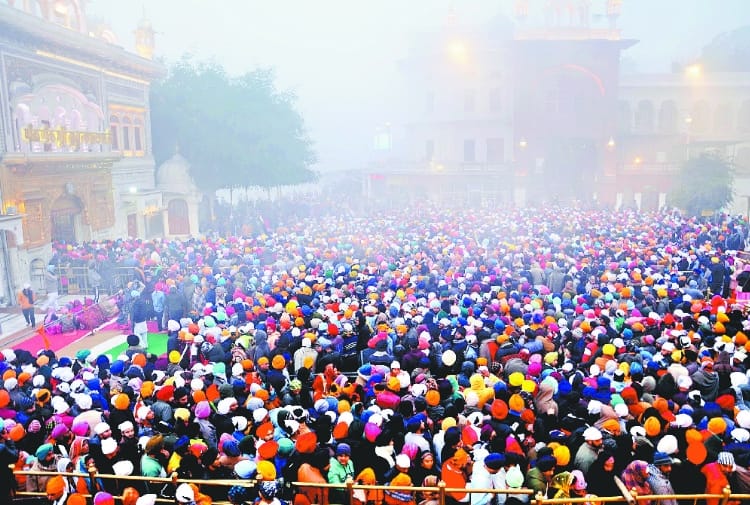 Devotees reached Sri Harmandir Sahib in Amritsar