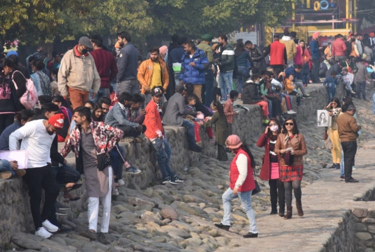 New Year 2021: Large number of people reached at Sukhna Lake in Chandigarh