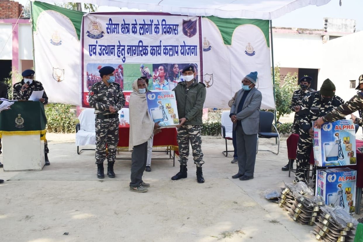 SSB gave agricultural equipment to the border farmers