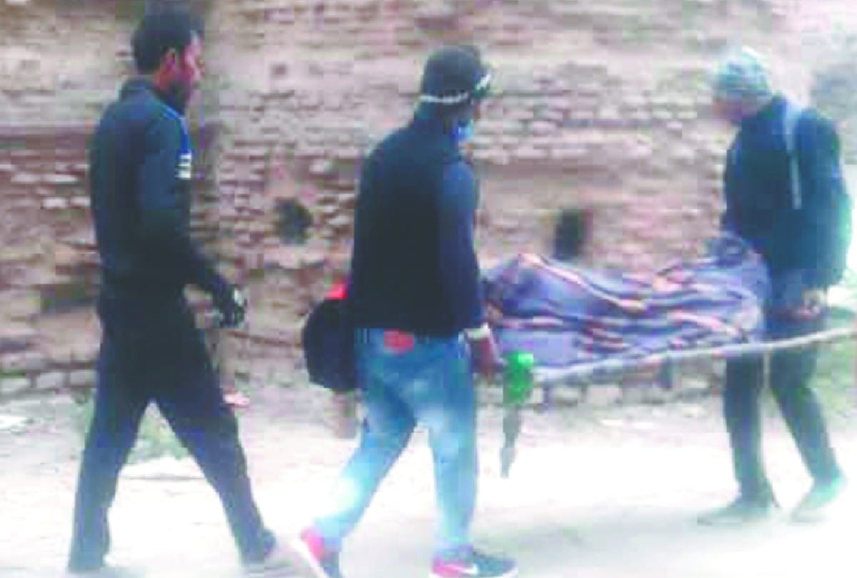 woman gave birth to a child on the road in agra