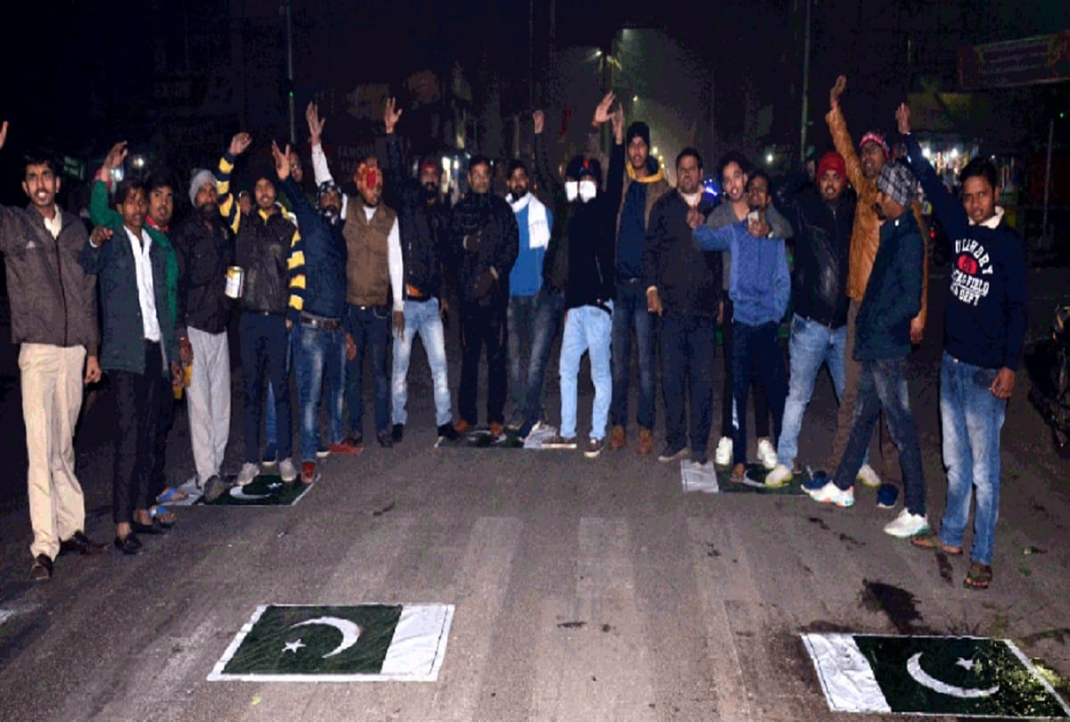 Aligarh: Outrage against Pakistan for breaking temple