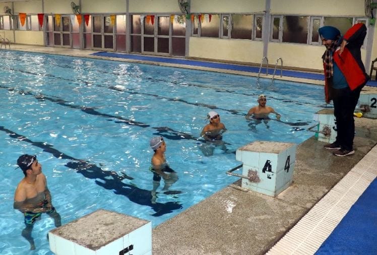 चंडीगढ़ में दो मीटर की दूरी के साथ स्विमिंग पूल में उतरे खिलाड़ी, पहले