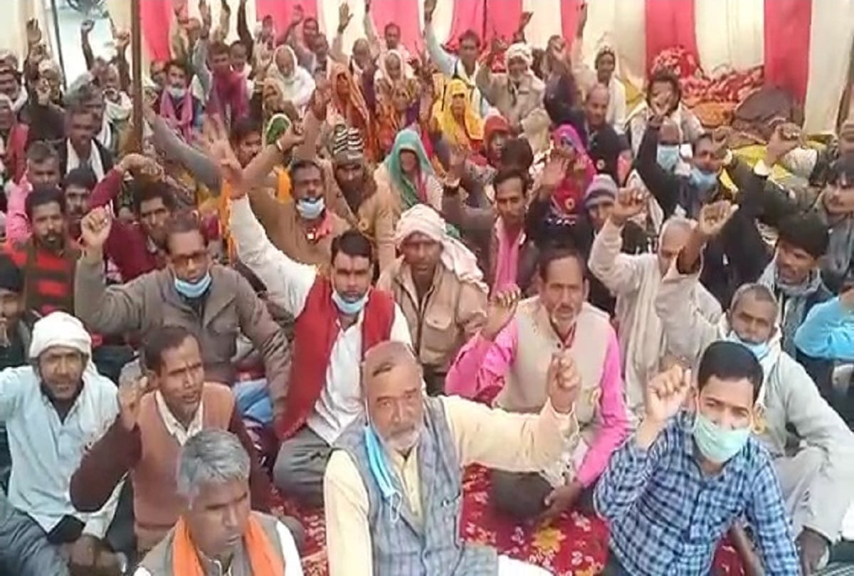 Farmers started protest in betva bhawan in jhansi for complete their demands