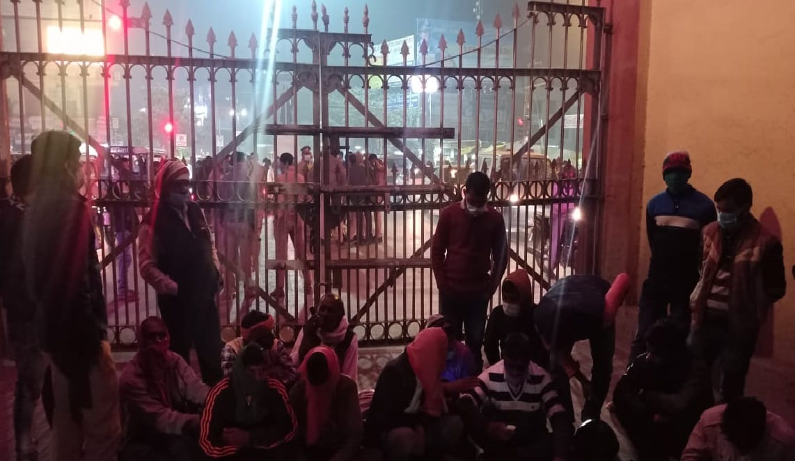 Demonstration at BHU Singh Gate by placing teeneger body