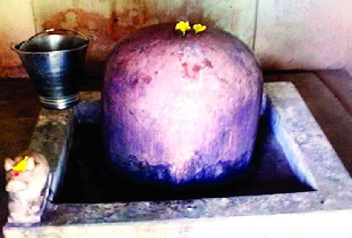 people worshiping aarish Shastra as Shivling in Etah
