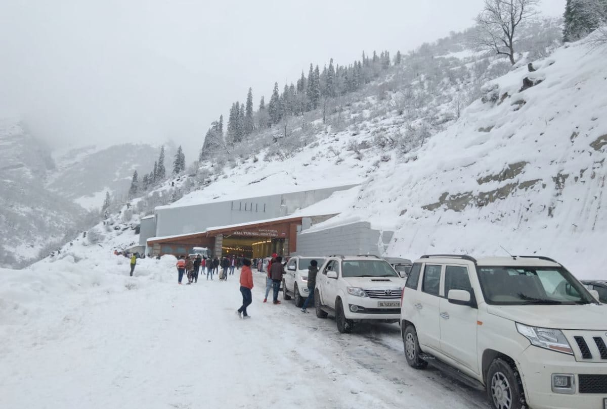 Rain in shimla and snowfall in atal tunnel rohtang 70 roads closed after snowfall