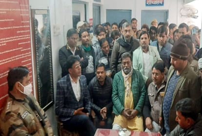 bjp workers protest against police in kasganj