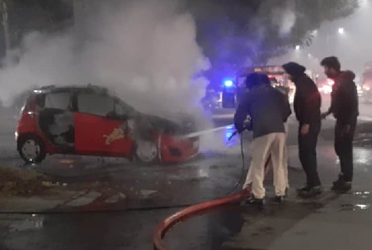 Chandigarh News in Hindi: Fire Breaks out in A Car in Chandigarh