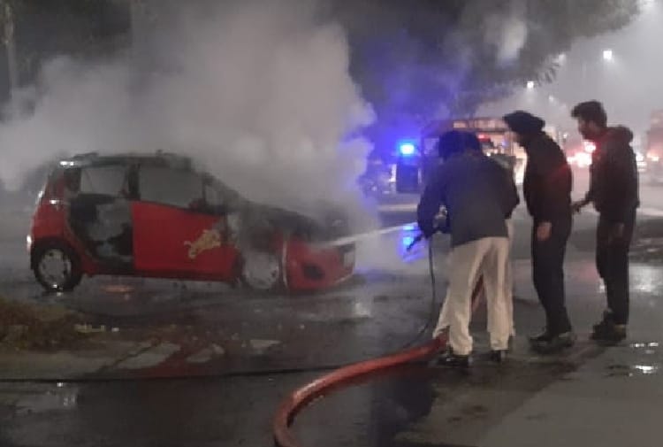 Chandigarh News in Hindi: Fire Breaks out in A Car in Chandigarh