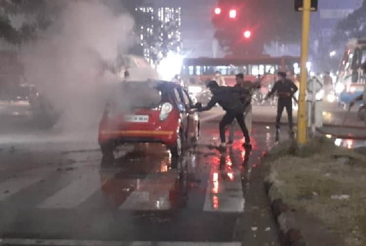 Chandigarh News in Hindi: Fire Breaks out in A Car in Chandigarh