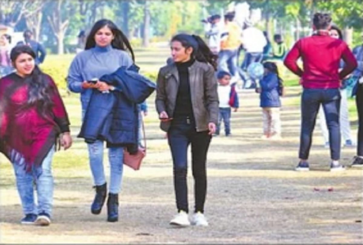 Weather Forecast Today Update in Jammu Kashmir News cold in Kashmir temperature below zero in valley Heavy snowfall warning in Jammu and Kashmir on 4 and 5 January