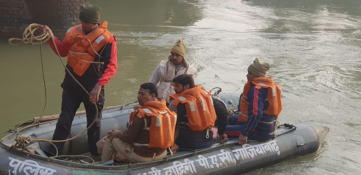 The youth was drowned in the canal along with the car even on the third day