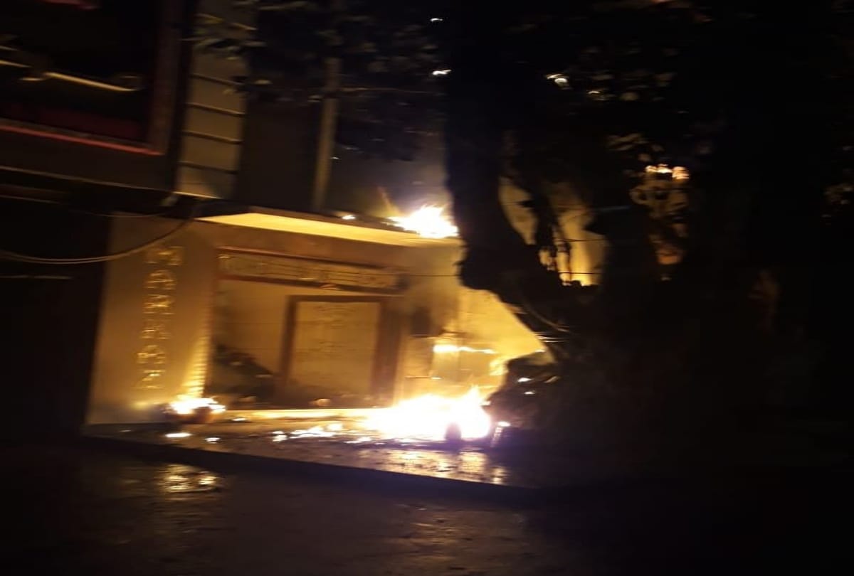 Delhi fire broke out in harley davidson showroom in moti nagar fire under control 4 rescued