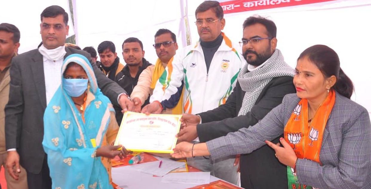 58 lakhs gift to 58 laborers on the 66th birthday of the minister