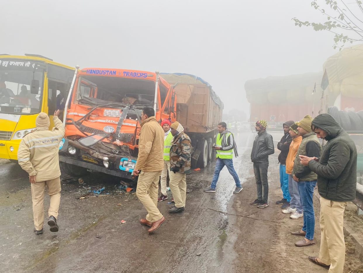 Vehicles clashed on highway due to dense fog, jammed for four hours
