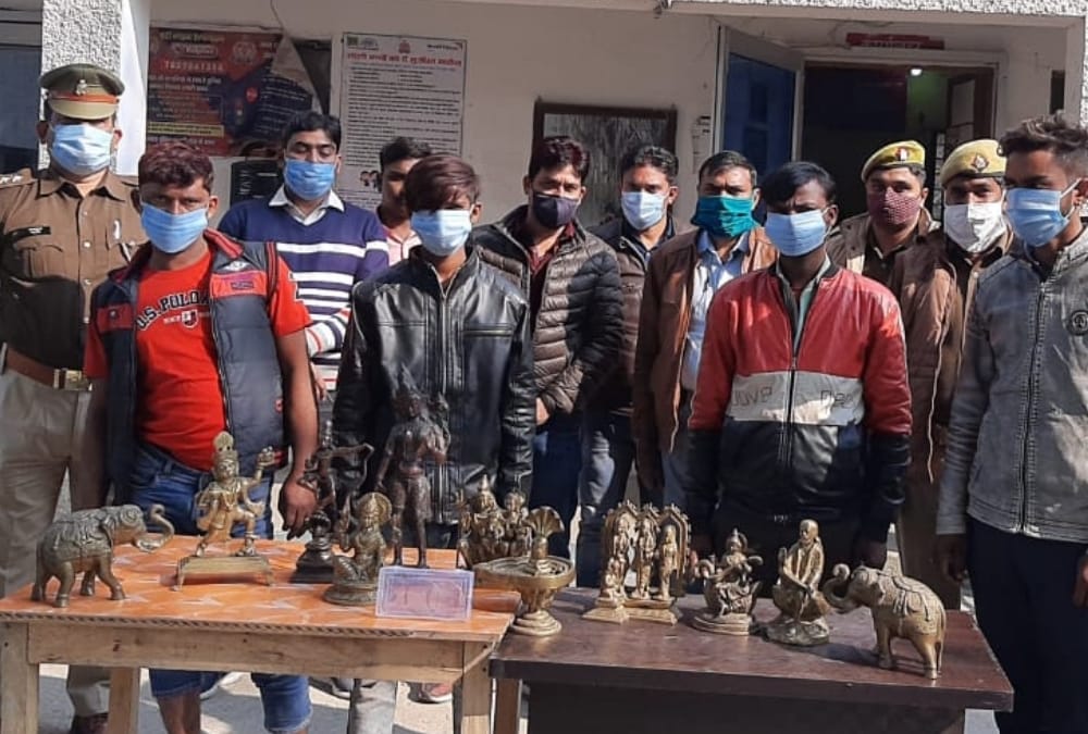 Police arrested four for theft in Judge and Deputy SP's house.
