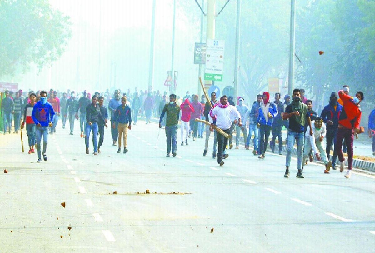 police marking the accused of arson and loot in police post agra