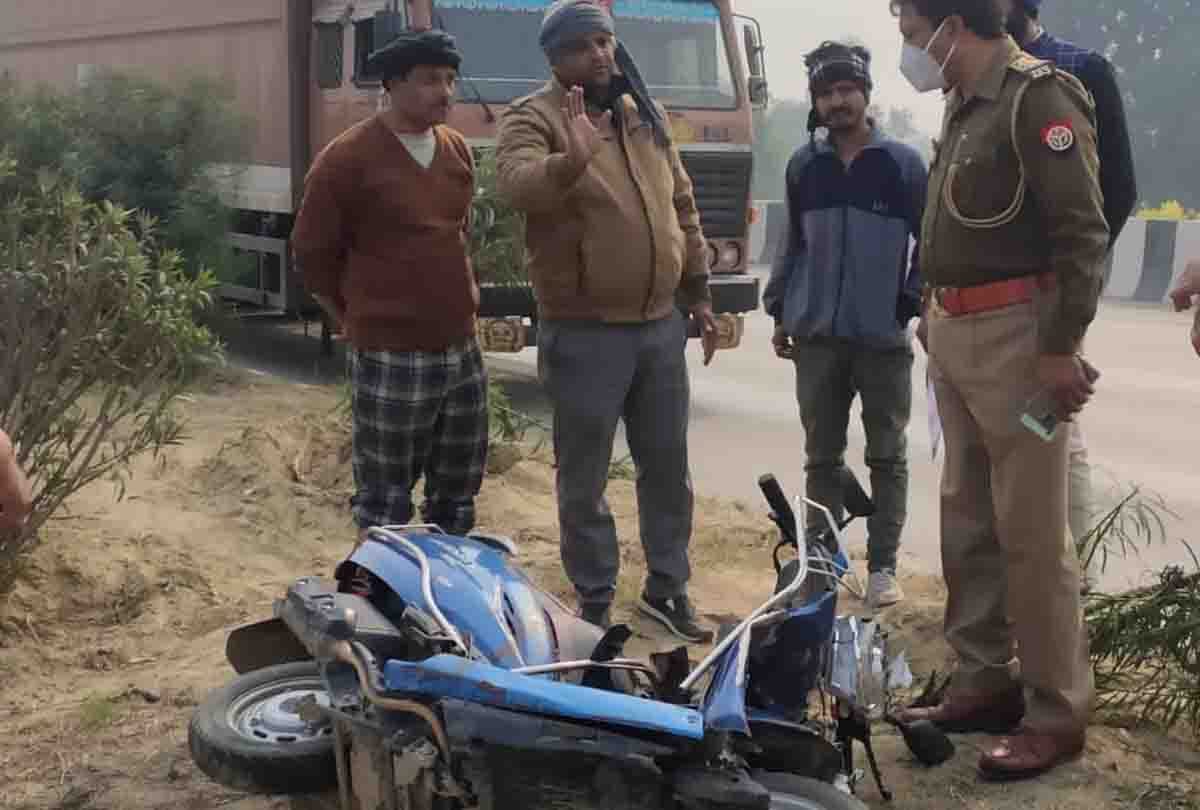 horrific road accident in Auraiya of UP, high speed dumper collided in Scooty, four killed