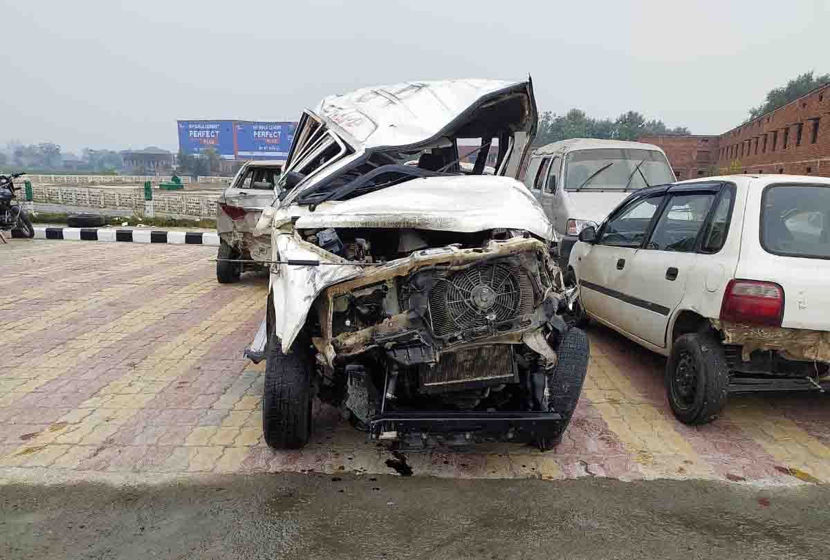 UP: uncontrolled Tata Sumo tire burst on Lucknow Agra Expressway and collides with double-decker bus , one dead and six injured