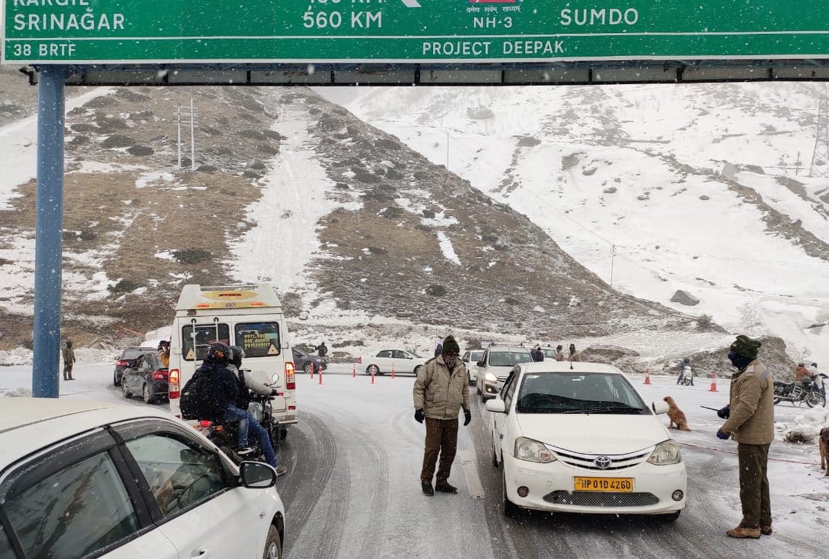 Weather Forecast Update Today in Himachal News: fresh snowfall in rohtang lahaul spiti  strict directions for tourists
