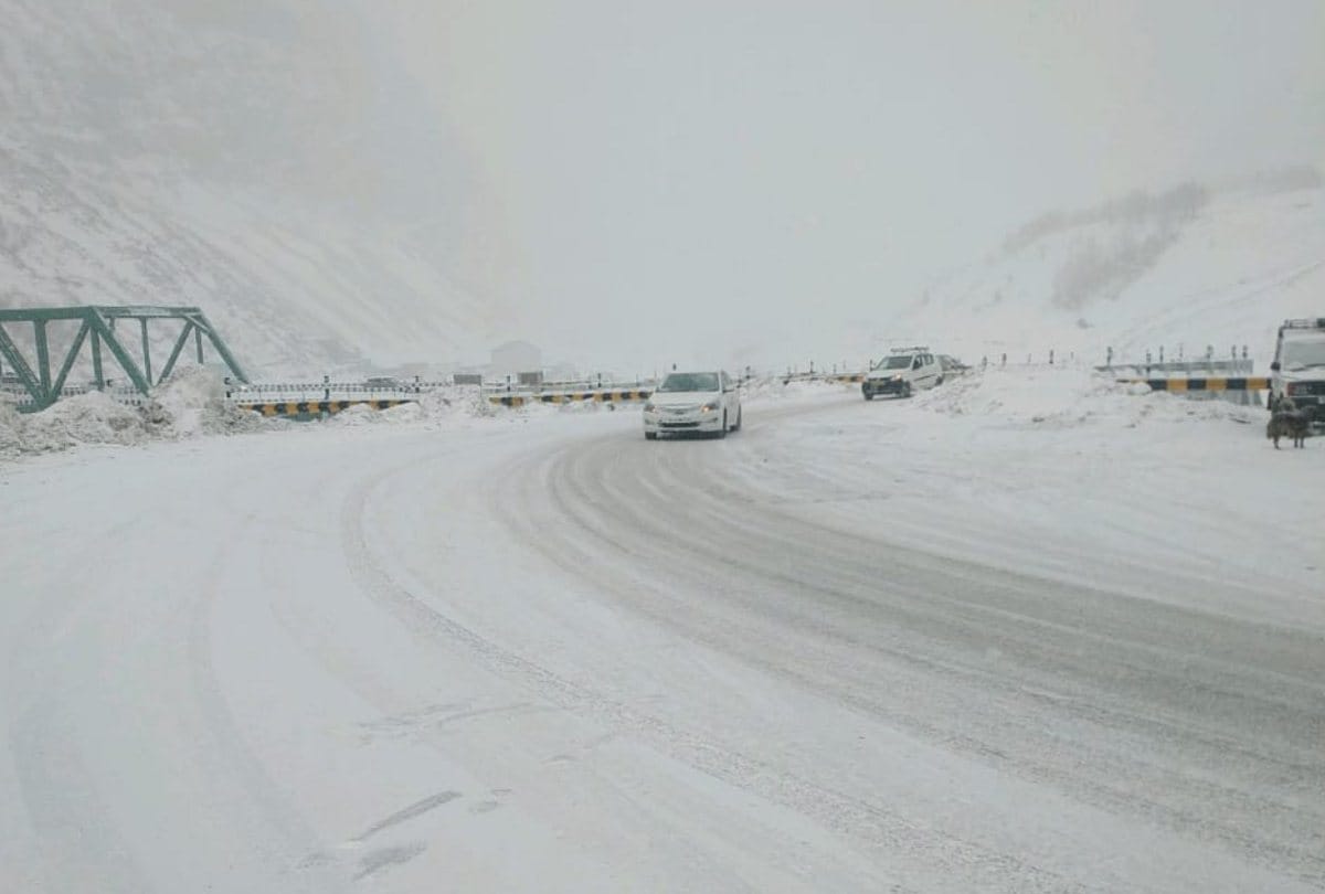 Weather Forecast Update Today in Himachal News: fresh snowfall in rohtang lahaul spiti  strict directions for tourists