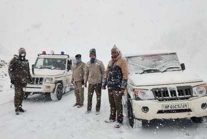 Rain in shimla and snowfall in atal tunnel rohtang 70 roads closed after snowfall