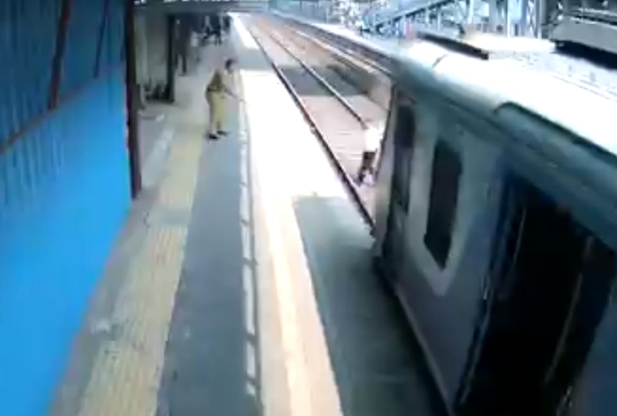 Maharashtra: police constable helped a  man  who got stuck at a railway track save his life at Dahisar railway station in Mumbai