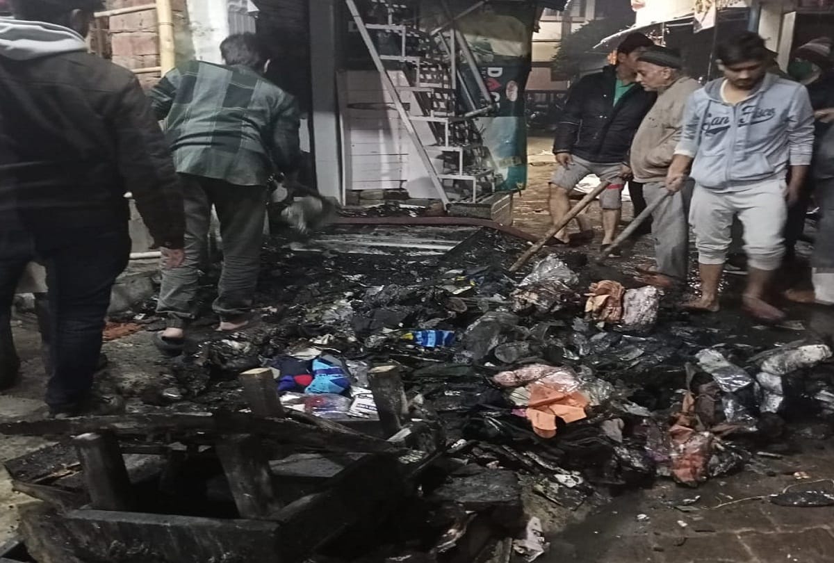 Huge fire in the old city of Khowamandi, burning millions of clothes to ashes