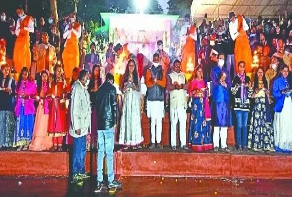 Aarti on Gomti origin originated on the lines of Varanasi, devotees gathered