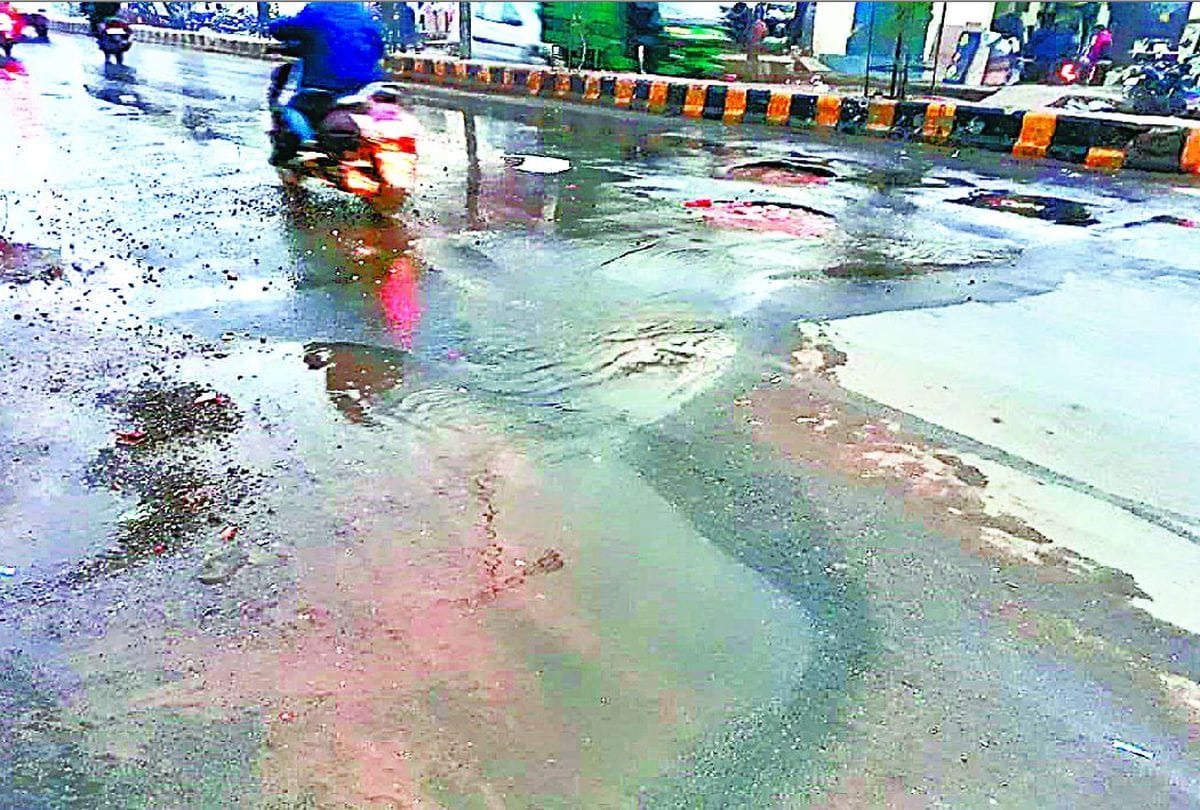 water waste on the road due to pipeline leakage in agra