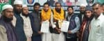 एआईएमआईएम के नए पदाधिकारियों को मनोनयन पत्र सौंपते जिलाध्यक्ष वाजिद अली।