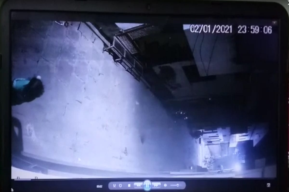 Two crooks ran away in Varanasi by throwing bombs at agricultural scientist house