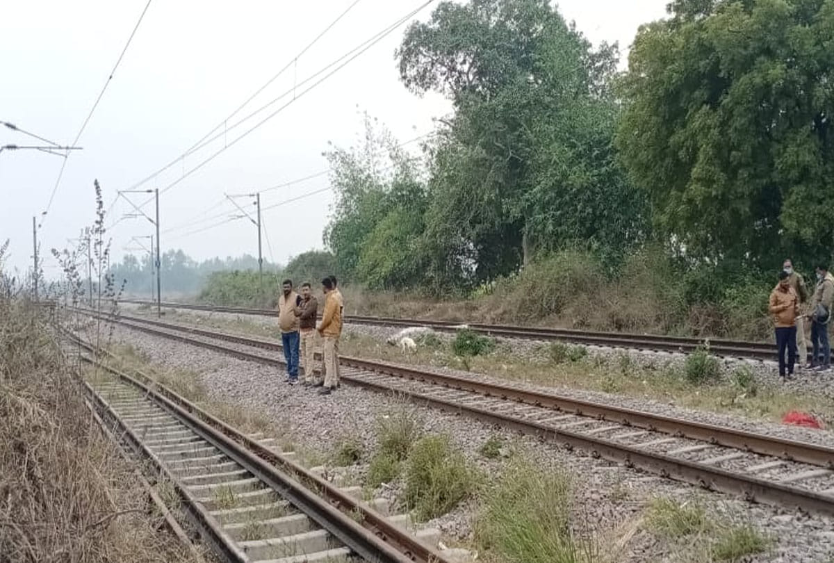 Lover couple jumped in front of train, death