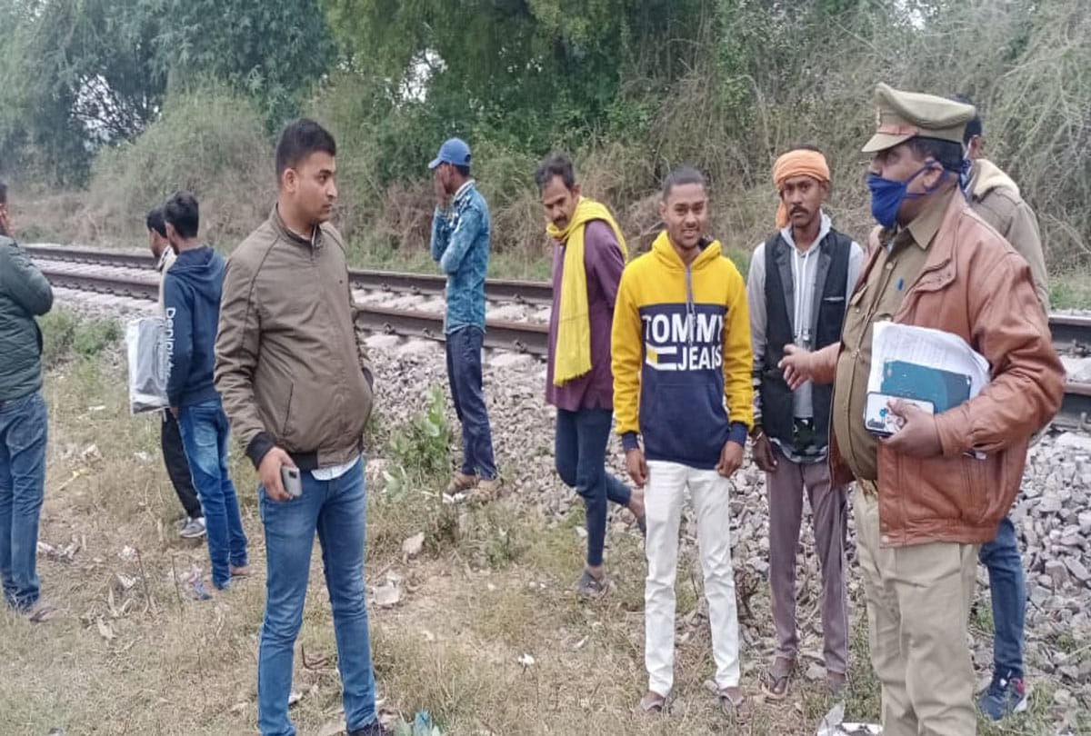 Lover couple jumped in front of train, death