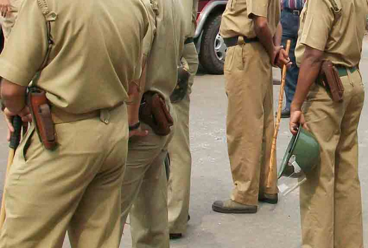Attack on police team, constable injured in auraiya