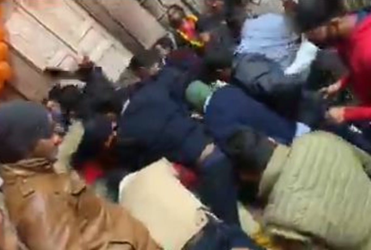 Security guard slaps girl in Banke bihari temple vrindavan
