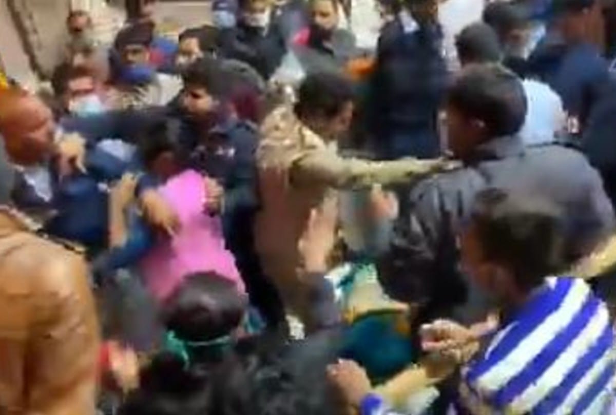 Security guard slaps girl in Banke bihari temple vrindavan