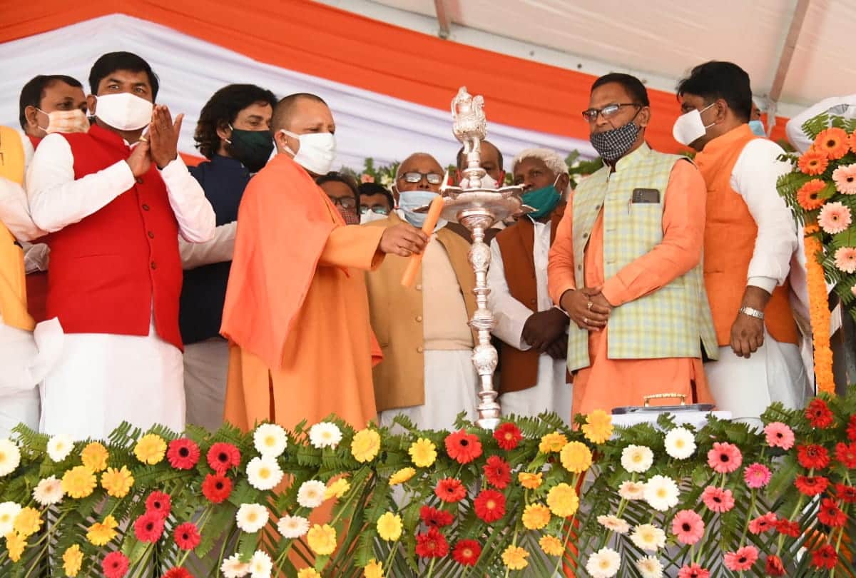 CM Yogi Adityanath inaugurated and laid foundation stone of many projects in Gorakhpur