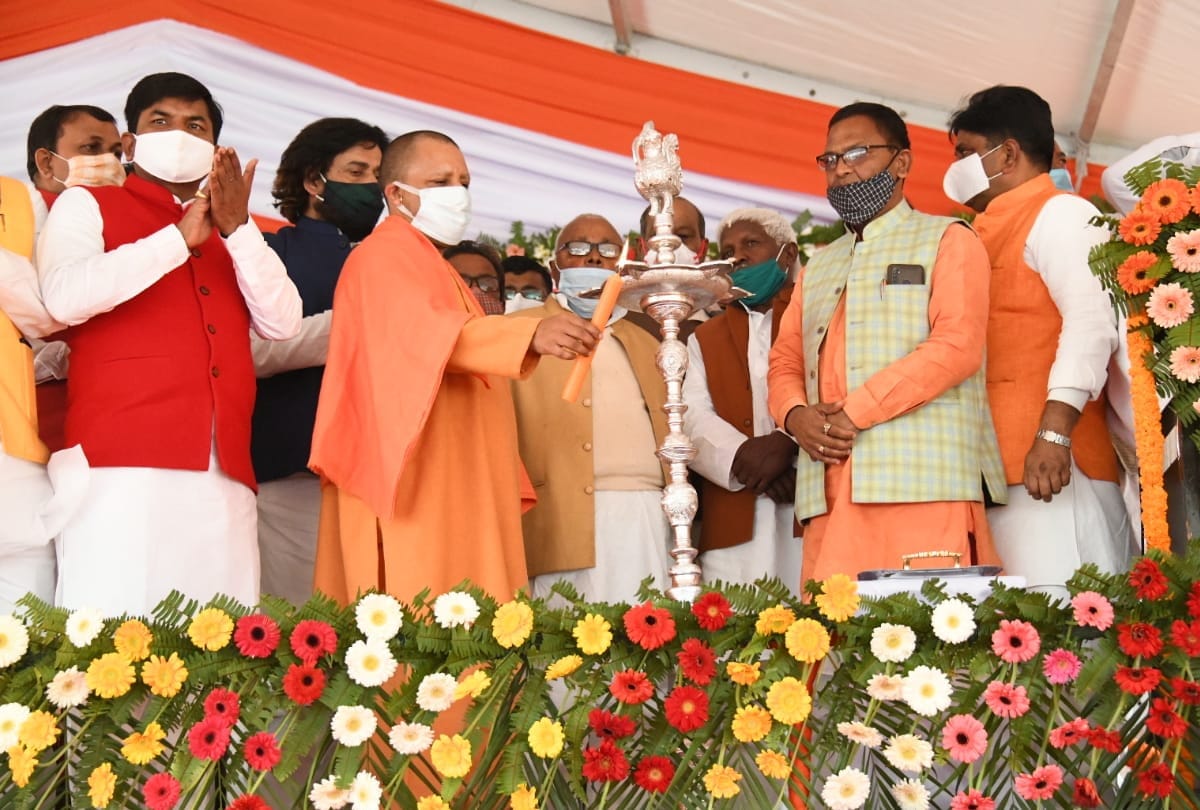 CM Yogi Adityanath inaugurated and laid foundation stone of many projects in Gorakhpur