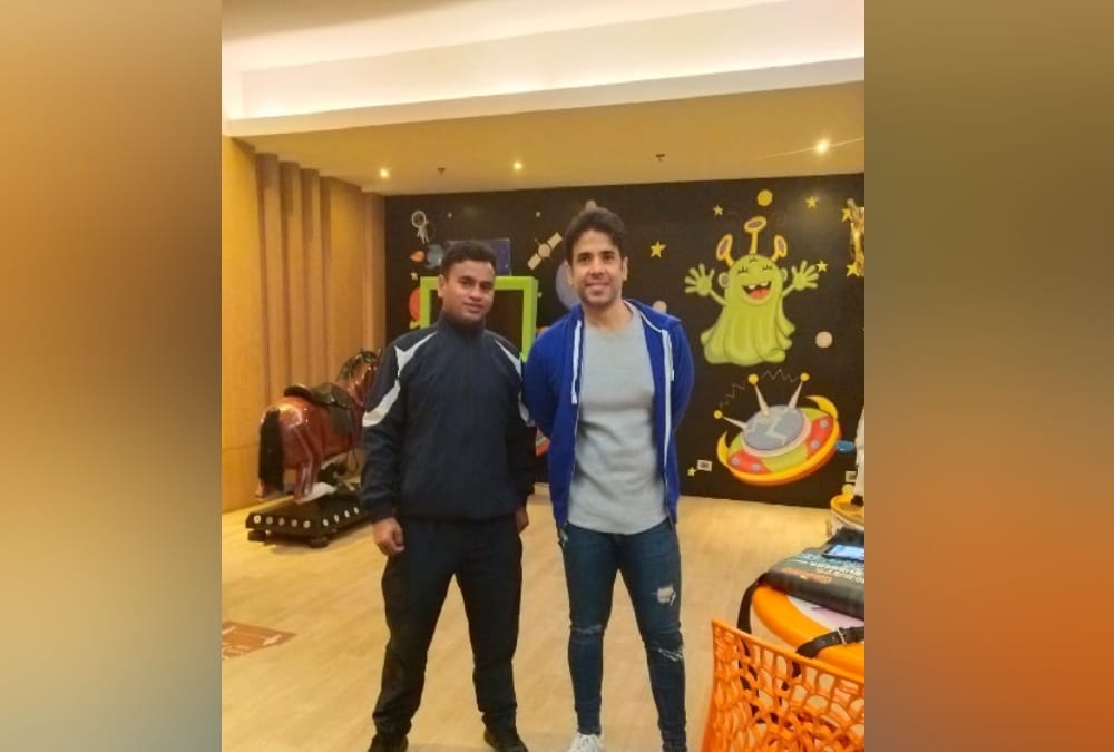 Bollywood Actor Tusshar Kapoor arrives Mussoorie with son and friends on new year 2021