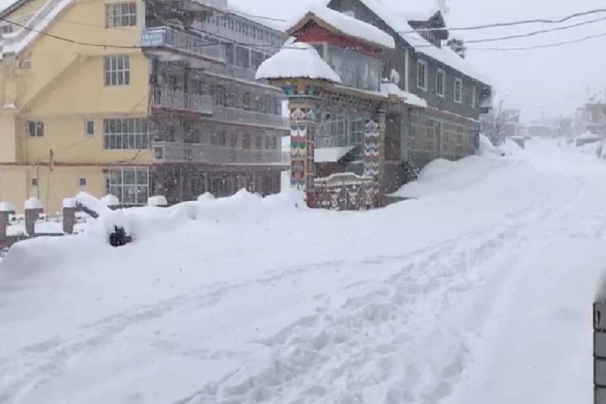weather report: due to heavy snowfall in Kashmir cut off, Delhi-ncr suffered with winter rain