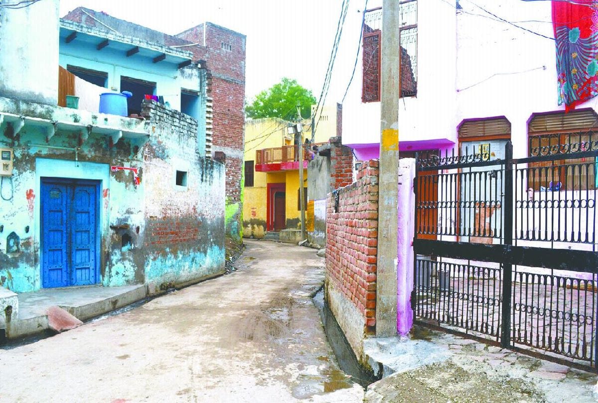 police chowki arson case police searching accused in agra