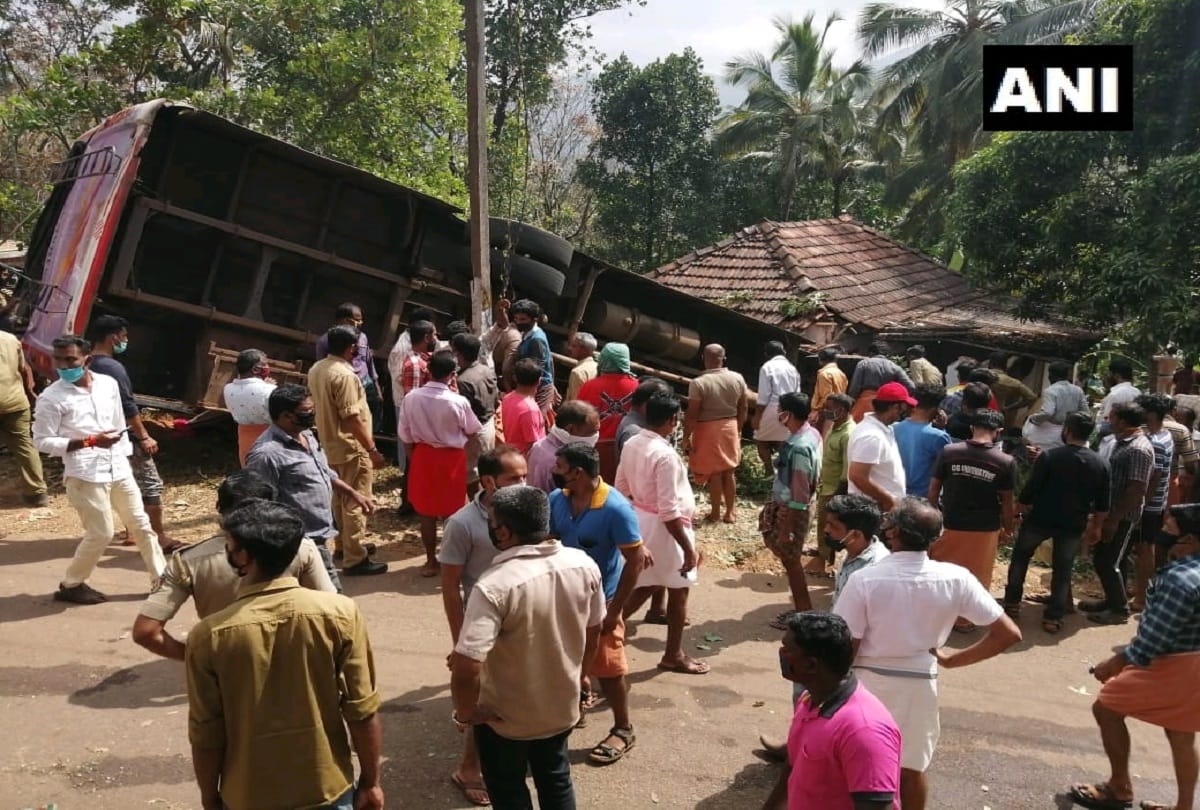 Bus accident in kerala, Five killed, several injured in bus accident near Panathoor area in Rajapuram, Kasargod