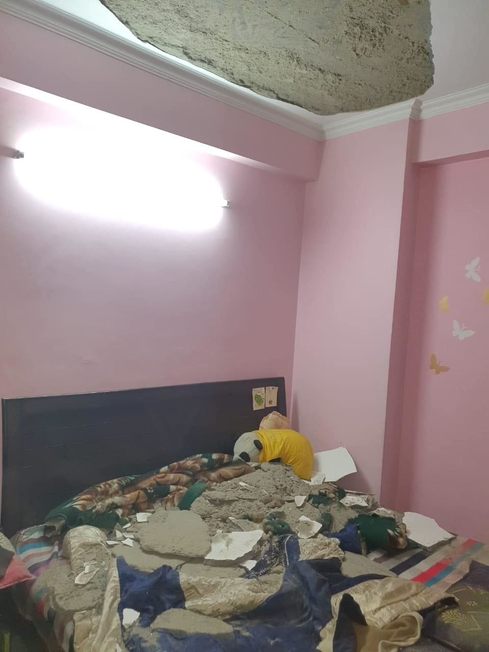 Ceiling plaster fall down on two girls in bedroom, one injured
