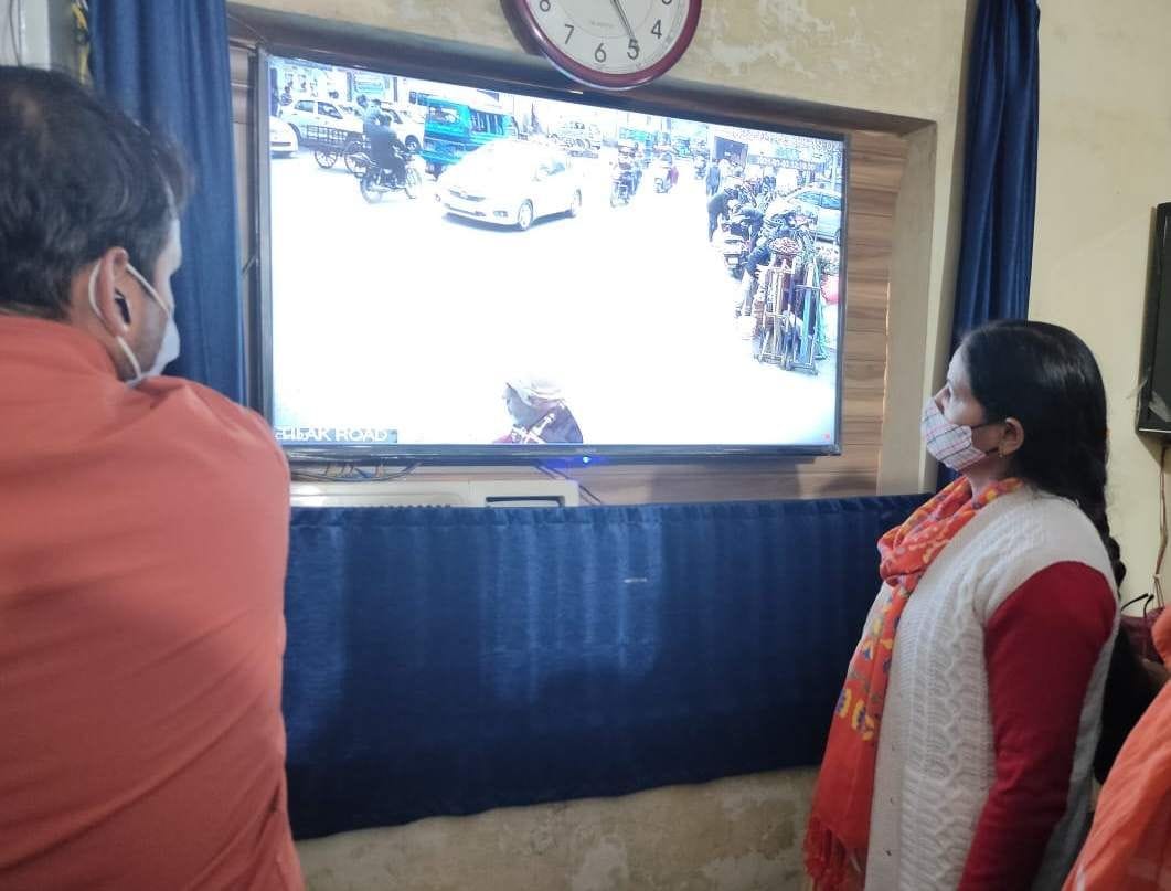 Mayor inspects CCTV cameras