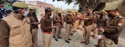 कोतवाली बिंदकी में पुलिसकर्मियों को प्रहरी ऐप डाउनलोड करवाते कोतवाल सत्येंद्र सिंह