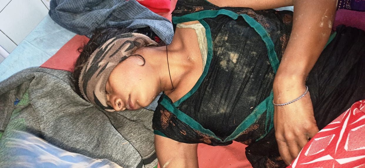girl sink in pond, people urge and jam road