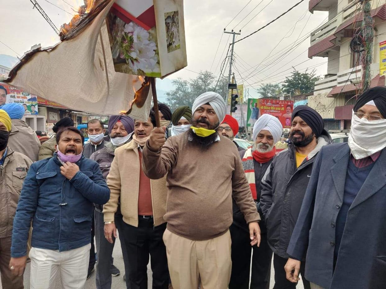 Sikh community burnt effigy of central government