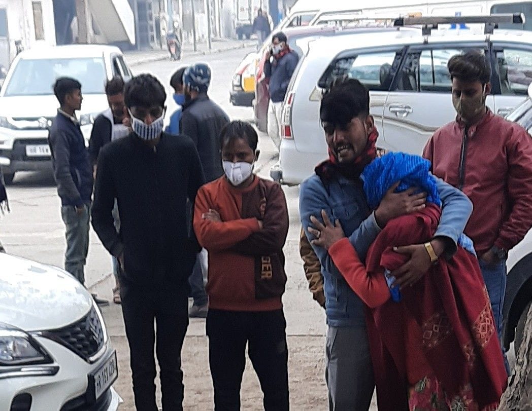 dead body found, thekedar, hanging