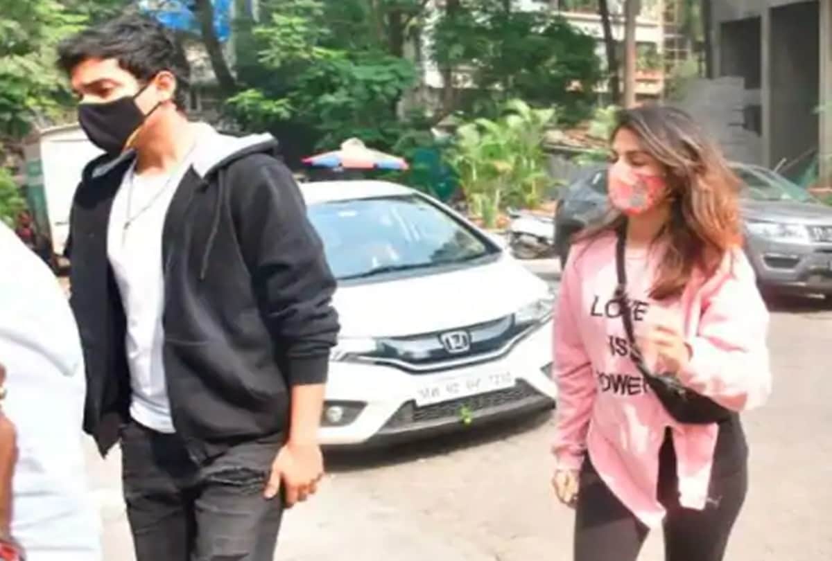 Sushant Singh Rajput Girlfriend Rhea Chakraborty Spotted at Bandra With Brother Showik Chakraborty Hunting For House